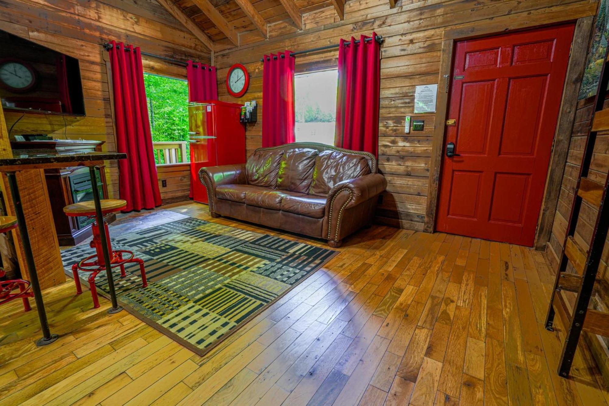 The Big Little Cabin - Hot Tub & Playground ダロネガ エクステリア 写真